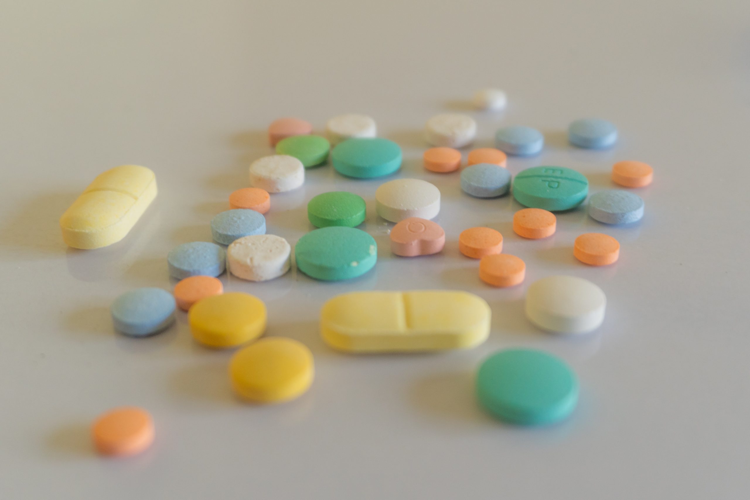 pills on a table showing the top ten drugs that cause kidney damage
